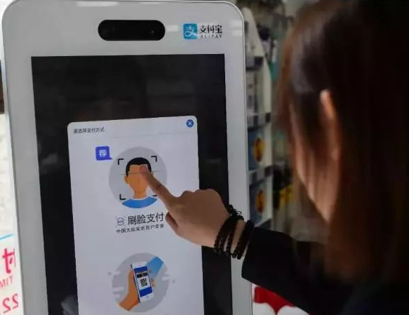 首個能靠臉吃飯的機場來了！鄭州機場率先實現(xiàn)支付寶刷臉支付