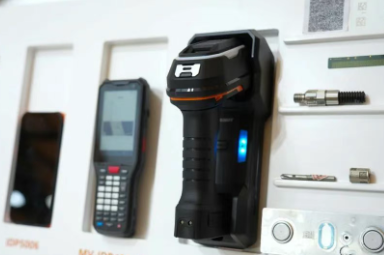 ?？禉C(jī)器人憑工業(yè)相機(jī)、視覺矩陣、讀碼器控制器閃耀 VisionChina2025